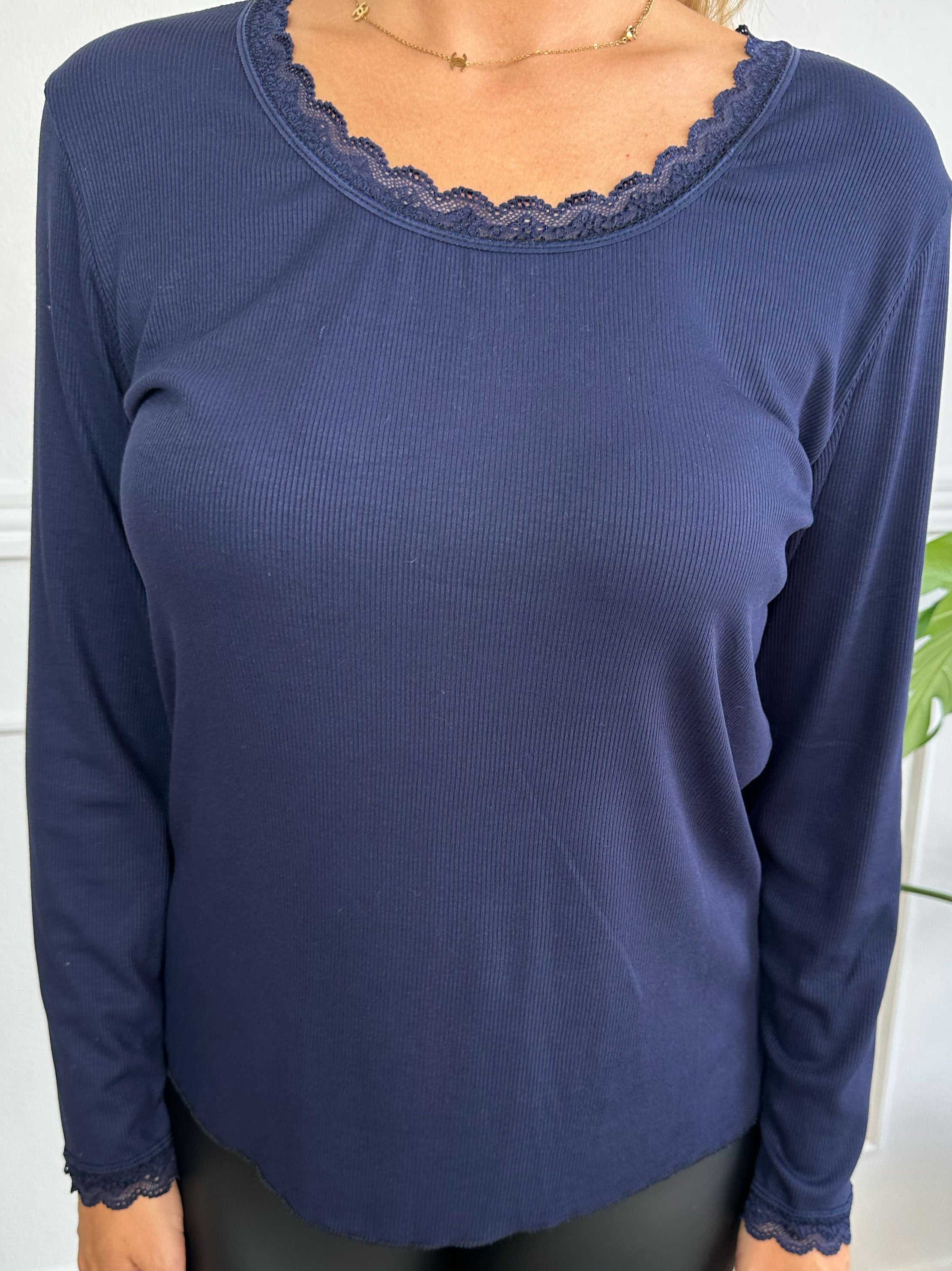 Ibina Long Sleeve - Söt blus med veck och spetskant